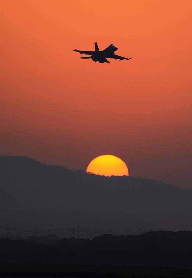 No están siendo días fáciles.

“Demasiadas sombras en mi vida.
Demasiado cansado de todo.
Demasiado cansado de luchar.
Pero aunque todo sea demasiado…
Mañana seguro que no será suficiente para no dejar de sonreír”

Buenas noches a todos.
