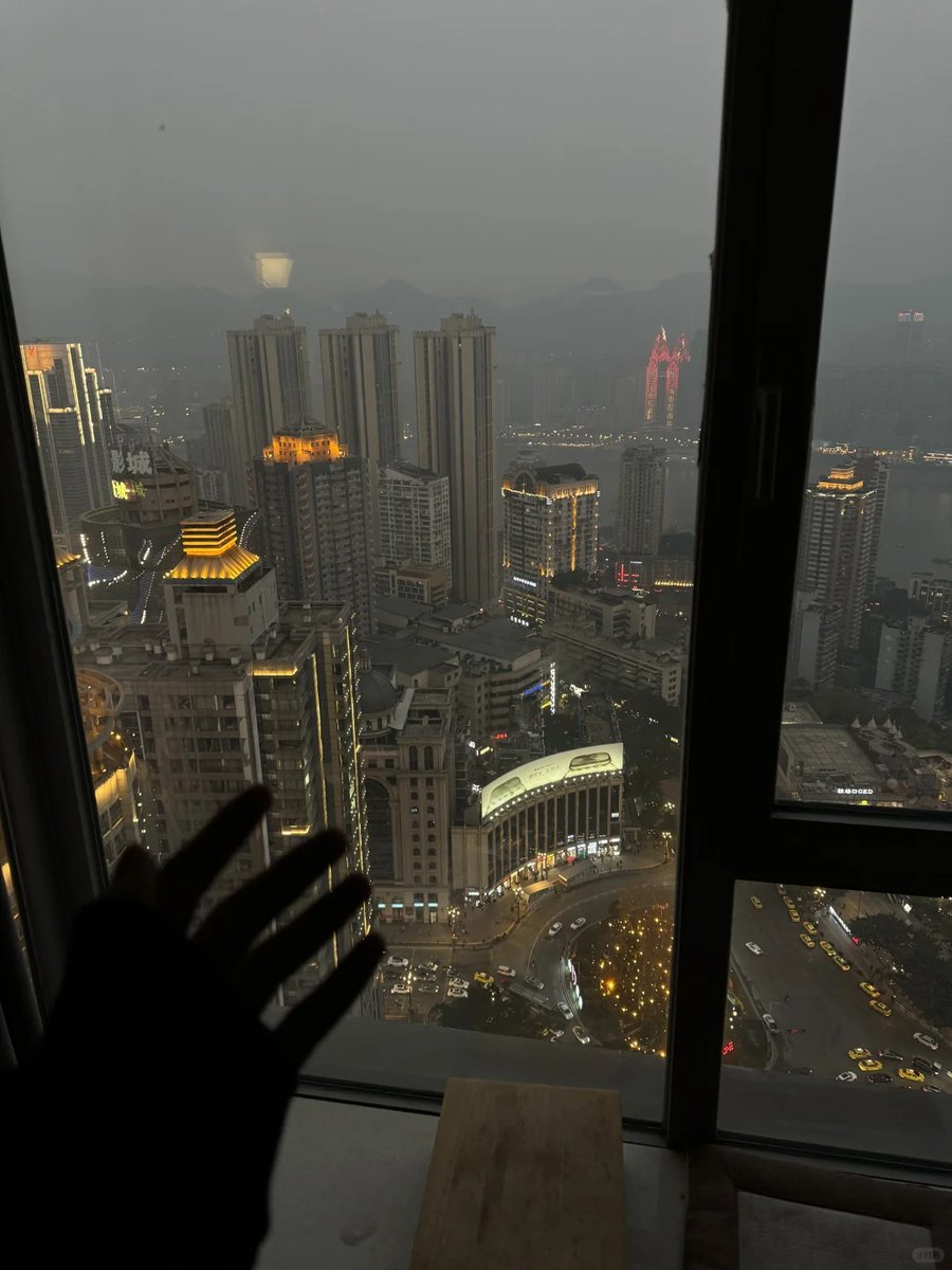 从这么高楼往下看，我手一伸就快摸到对面大楼啦！哈哈这夜景配上我的“魔爪”太搞笑了