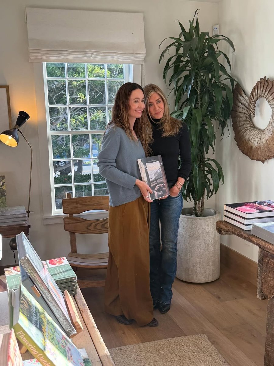 officiaIanistn's tweet image. Jennifer aniston 
Moments like this remind me that beauty is meant to be lived in.
#Beauty #memories