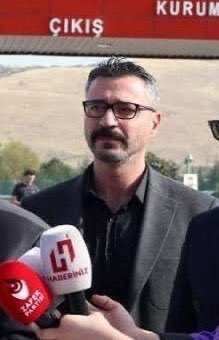 ajansoteki's tweet photo. Hukukçu Ufuk Doğan, bireysel silahlanmaya ilişkin mevcut uygulamaları eleştirdi:

“Namuslu yurttaşların silah edinmesi zorlaştırılırken namussuzlar ve suç örgütleri için silaha ulaşmak çok kolay. 

Bu durum vatandaşları savunmasız bırakıyor. 

Devlet, bu bakış açısını gözden geçirmeli.”