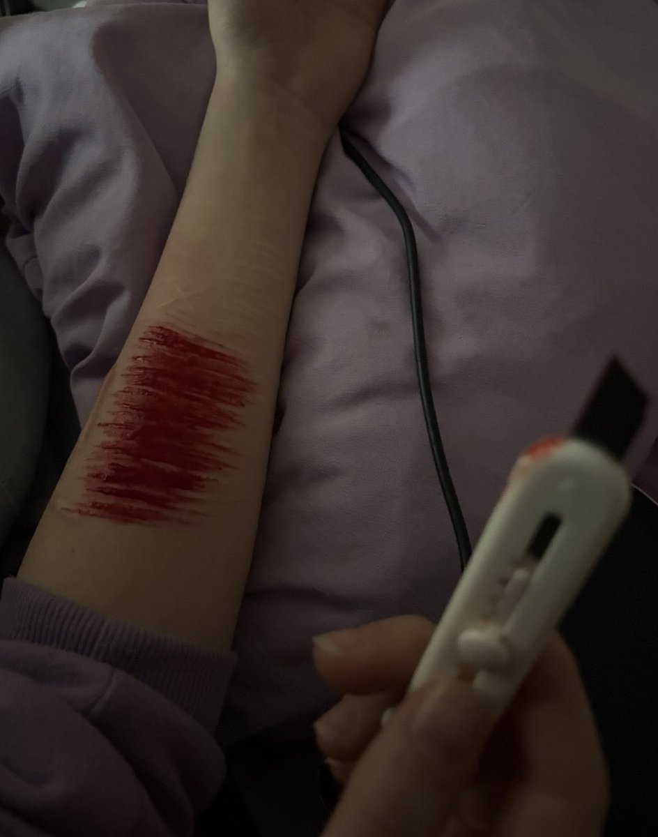 _miyo_7's tweet photo. TW : #shtwt 
I love having a sadistic friend https://t.co/8IXSYG3kal