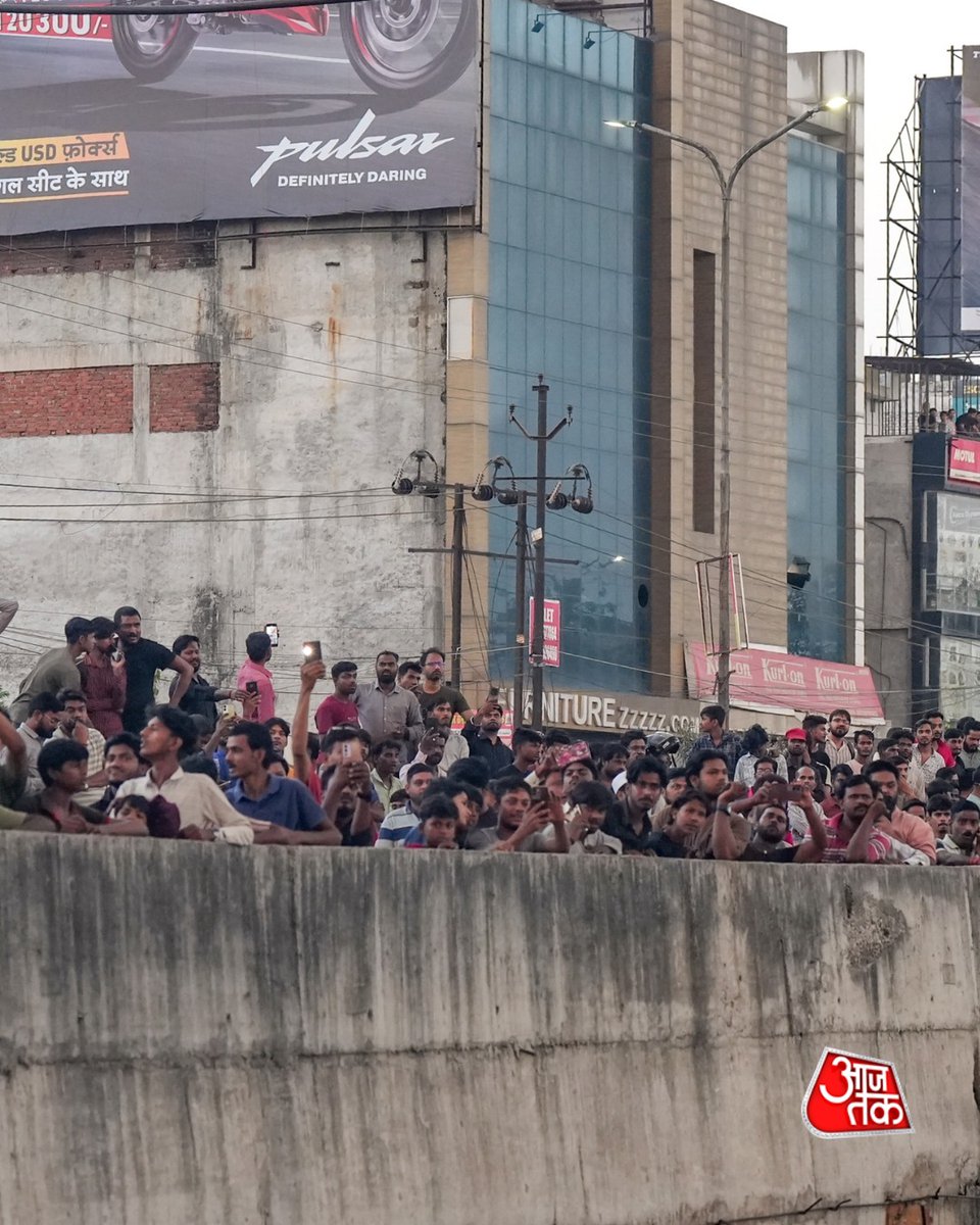 aajtak's tweet image. लखनऊ के विकास नगर इलाके में झुग्गियों में भीषण आग लगने से अफरा-तफरी मच गई। इस हादसे में करीब 200 झुग्गियां जलकर खाक हो गईं और इलाके में धुआं व आग की ऊंची लपटें उठती नजर आईं।

#Lucknow #Fire #SlumFire #UPNews #ATPhotoblog #AajtakSocial