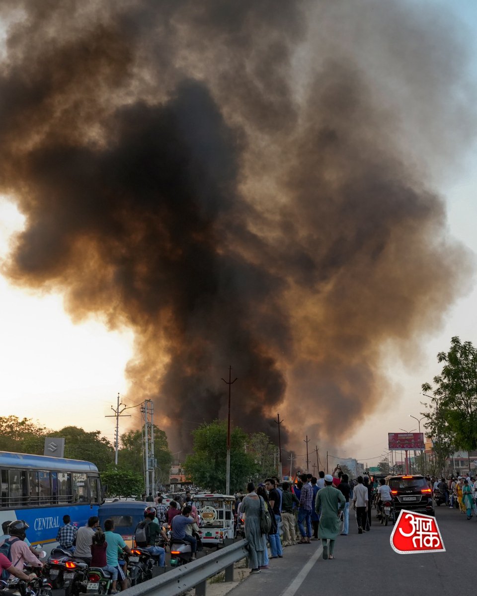 aajtak's tweet image. लखनऊ के विकास नगर इलाके में झुग्गियों में भीषण आग लगने से अफरा-तफरी मच गई। इस हादसे में करीब 200 झुग्गियां जलकर खाक हो गईं और इलाके में धुआं व आग की ऊंची लपटें उठती नजर आईं।

#Lucknow #Fire #SlumFire #UPNews #ATPhotoblog #AajtakSocial