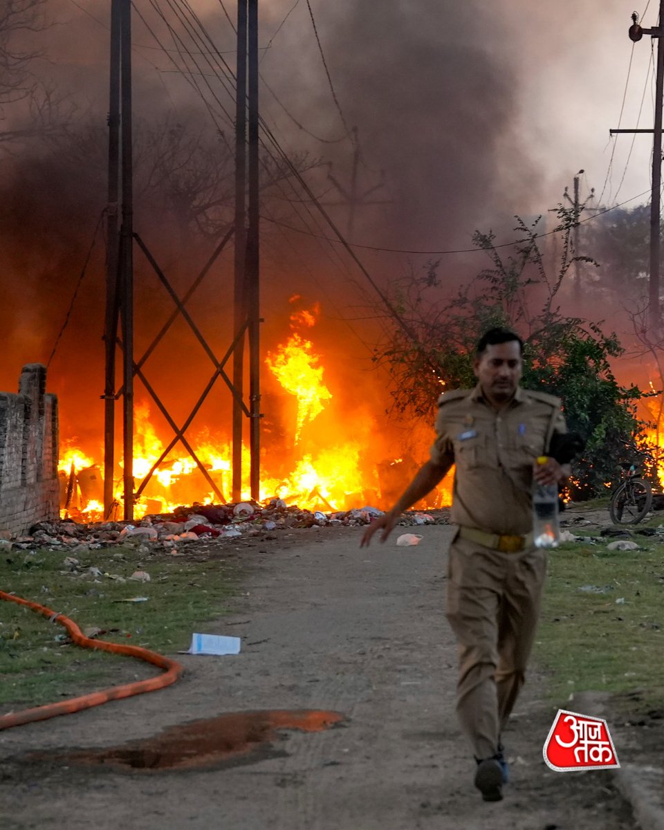 aajtak's tweet image. लखनऊ के विकास नगर इलाके में झुग्गियों में भीषण आग लगने से अफरा-तफरी मच गई। इस हादसे में करीब 200 झुग्गियां जलकर खाक हो गईं और इलाके में धुआं व आग की ऊंची लपटें उठती नजर आईं।

#Lucknow #Fire #SlumFire #UPNews #ATPhotoblog #AajtakSocial