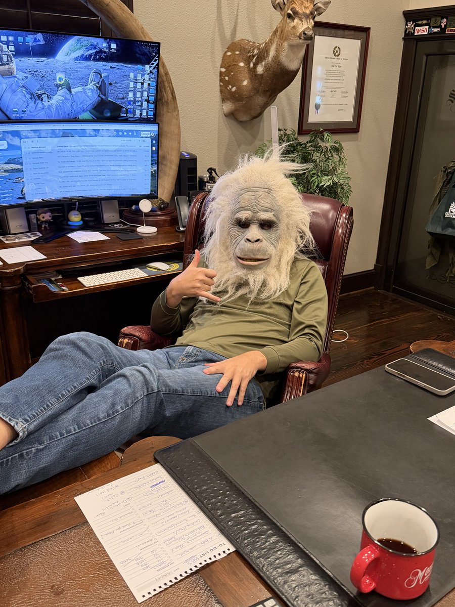 billvoss_real's tweet image. This is how we roll at Everest World HQ.  #yeti #everest #ufo #bigfoot Everest.com