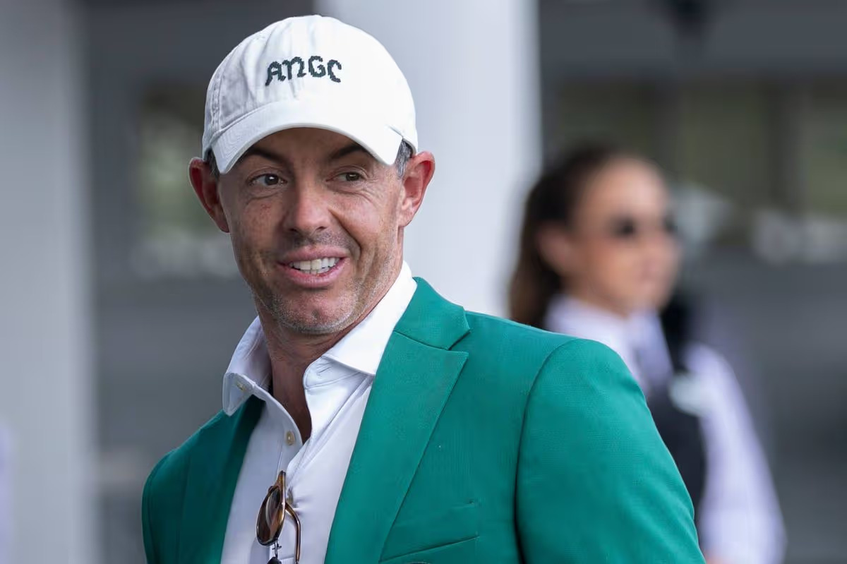 KMonroe62062's tweet photo. 🚨 Rory McIlroy WINS 2026 Masters — BACK-TO-BACK Green Jackets!
Northern Irish legend edges Scottie Scheffler by 1 stroke in epic final round at Augusta. 4th player in history to defend the title!
Full story &amp; leaderboard: https://t.co/RYibi0Q6jl
#Masters2026 #RoryMcIlroy https://t.co/lmVcL4Ty48
