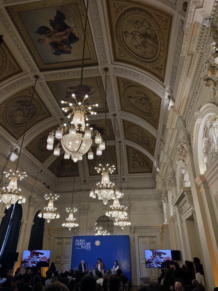 𝔙𝔞𝔫 ℌ𝔢𝔩𝔰𝔦𝔫𝔤 tweet media