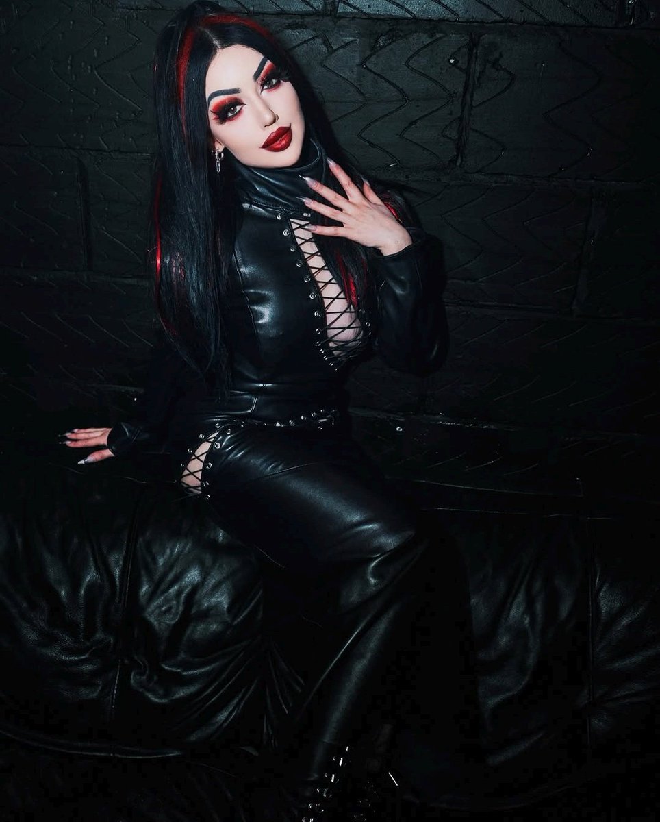 Guess who's back 🖤❤️