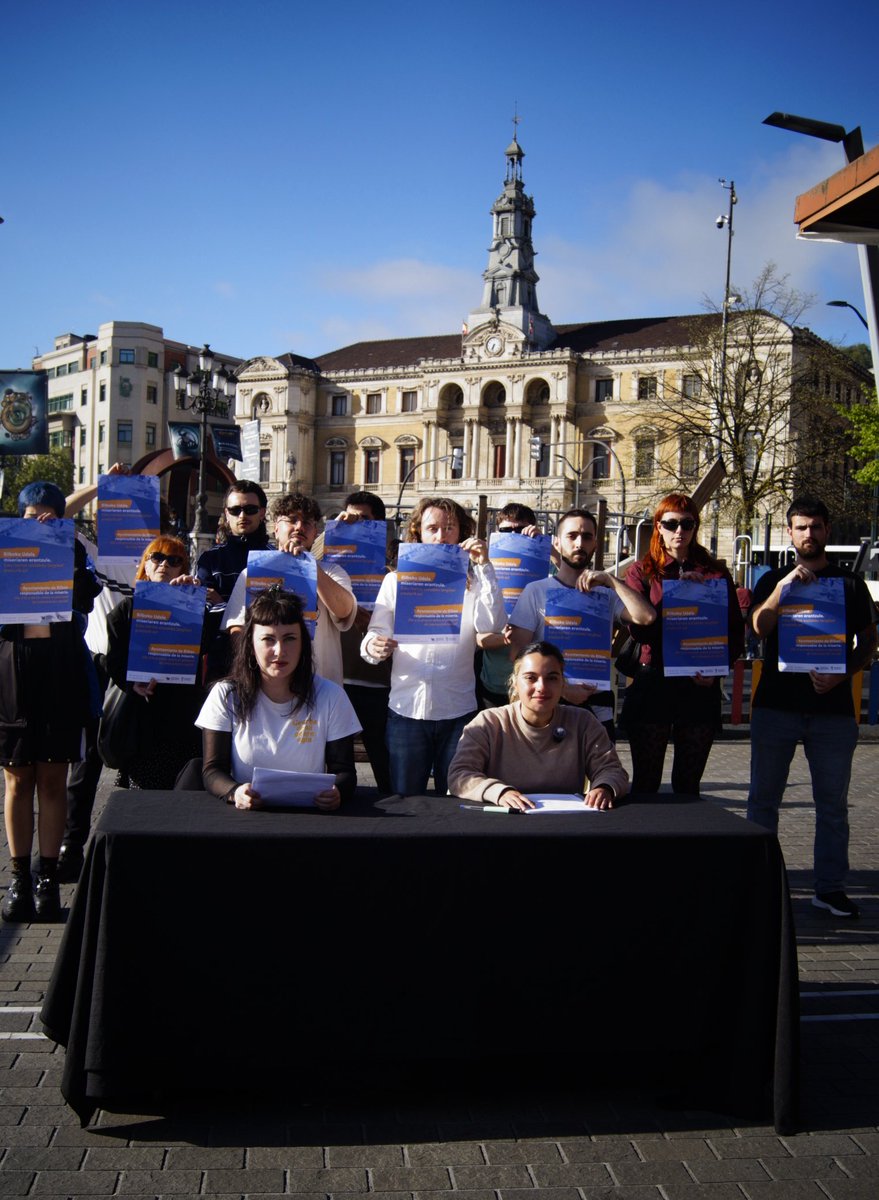 Kontseilua_Bilb's tweet photo. 🔵 #EtxebizitzaSindikatua

Bilboko Etxebizitza Sindikatuak esku-hartze sozialeko hainbat langilerekin batera sektoreko profesionalen 50 sinadura baino gehiago bildu ditugu, miseriaren kudeaketan Udalaren erantzunkizuna seinalatu eta langileenganako presioa salatzeko. https://t.co/RFoSRGhtuv