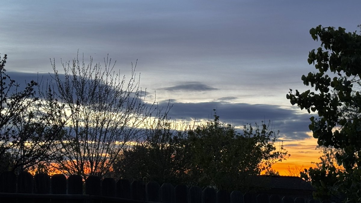 jonimarielew's tweet image. Sunrise in the desert. #Nevada #desert #sunrise #clouds #skies #colors #orange #yellow