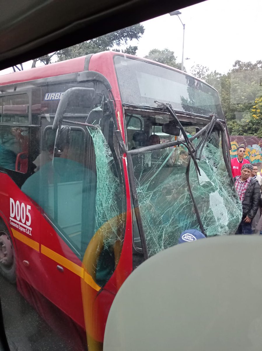 PasaenBogota's tweet image. #BOGOTÁ. Sobre las 12:30h, de hoy 15ABR, reportaron choque entre dos buses de Transmilenio en la Av. Caracas con calle 25 Sur, sentido Norte-Sur. Al momento, no se tiene información de personas lesionadas.