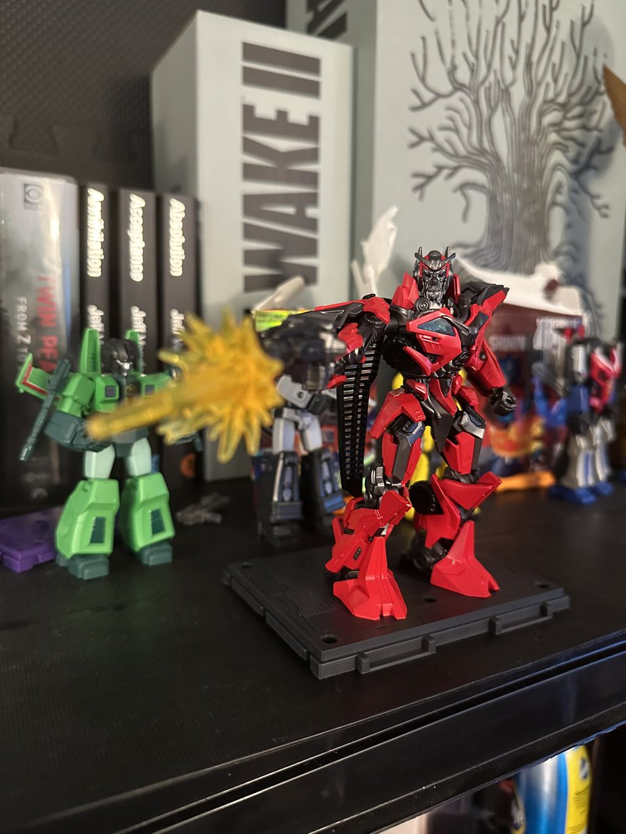 OperationHybrid's tweet photo. @ThatToyGuy101 So now we need an Ironhide to go with it. https://t.co/8GJZvJ1ugN