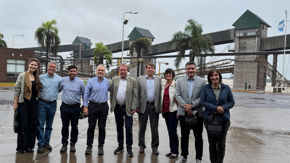 CamaraAceites's tweet photo. La visita del embajador de Alemania en Argentina (@AlemaniaenArg ), Dieter Lamlé, a la planta industrial de Terminal 6 en el Gran Rosario es una acción de relevancia para nuestro sector, ya que nos permite seguir promoviendo el diálogo y genera la oportunidad de dimensionar el impacto estratégico de este sector, así como la importancia de toda la cadena agroindustrial de nuestro país para el mundo.

Durante el recorrido, compartimos los desafíos del complejo agroexportador argentino, haciendo foco en las oportunidades que tenemos si impulsamos la producción agrícola mediante medidas que mejoren la competitividad, el cuidado del medio ambiente, incentiven la inversión y permitan recuperar el potencial productivo del país.

En este marco, también se compartió el reciente informe técnico elaborado junto a CARBIO y elevado a la Comisión Europea, a través del cual se muestra que la soja argentina utilizada para el biodiesel es aliada y no enemiga de las metas europeas.