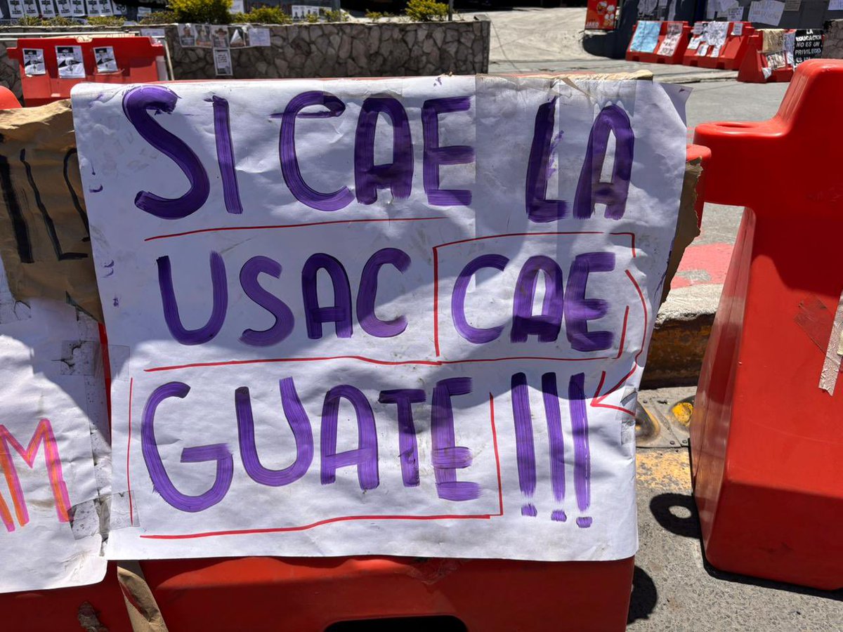 laCuerda2's tweet photo. #USACLibre | Así se encuentra el ingreso (periférico) de la Universidad San Carlos. Estudiantes, docentes, personas egresadas y sociedad rechazan la reelección fraudulenta de Walter Mazariegos.
¡La universidad no se vende, se defiende!✊🏽 https://t.co/yr6ycIYfWR