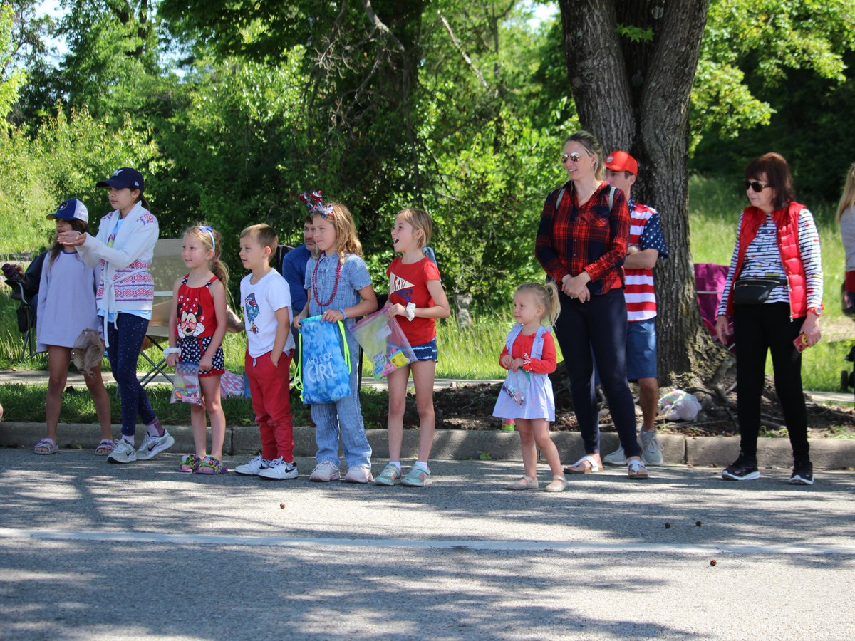 BlueAshOhio's tweet photo. Be a part of the Blue Ash Memorial Day Parade! Local groups, businesses, and organizations— join us in honoring and celebrating our community! Sign up now: https://t.co/mRgQDBjNmR https://t.co/xSlB7e8vQT