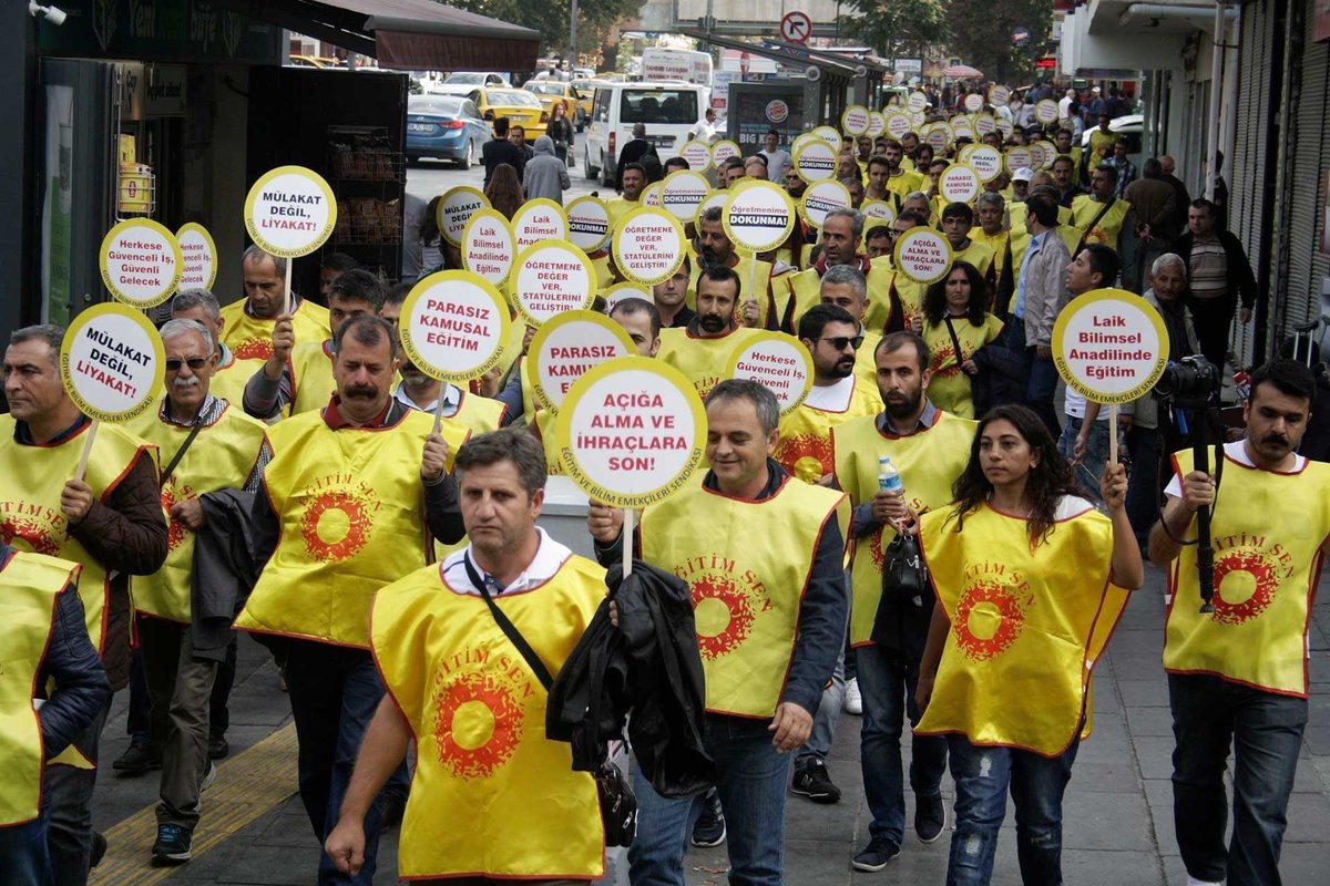 sdhareketi's tweet photo. OKULLARDAKİ ŞİDDETİN SORUMLUSU, ŞİDDETİ TEŞVİK EDEN POLİTİKALARI TERCİH EDENLERDİR

Son günlerde okullarda artan şiddete karşı 2 gün iş bırakarak yaşam nöbeti tutacak eğitim emekçilerinin yanındayız. Okullarda şiddetin yolunu açan, tarikatlarla iş birliği yapan Milli Eğitim Bakanı Yusuf Tekin ve gençliği şiddete özendiren, toplumsal cinnet halini yaratan  politikaların sorumluları istifa etmeli, gençliğin  ve eğitim emekçilerinin yaşam ve gelecek kaygıları giderilmelidir.