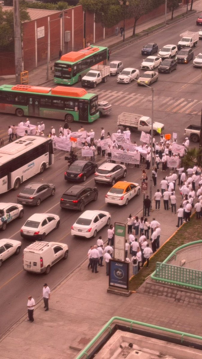 mario_dico50's tweet photo. 🔴 ÚLTIMA HORA : El Movimiento Nacional de Jubilados de Confianza de CFE inicia en Monterrey su jornada de protestas por las arbitrariedades del gobierno de @Claudiashein apoyemos ! Hoy son ellos , pero mañana puedes ser TÚ, recuerden que van por Tu Afore . https://t.co/rHh5VWpUPY
