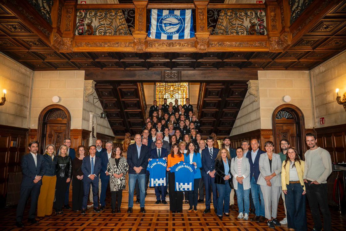 BeaArtolazabal's tweet photo. 💙 Zorionak neskak! Igoera lortu duzue. Aupa @AlavesFem !

⚽ #VitoriaGasteiz está con vosotras. Ascenso a Liga F y a seguir haciendo historia!! https://t.co/R62pQHalrw