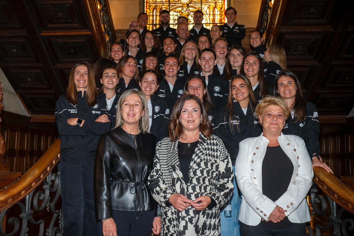 BeaArtolazabal's tweet photo. 💙 Zorionak neskak! Igoera lortu duzue. Aupa @AlavesFem !

⚽ #VitoriaGasteiz está con vosotras. Ascenso a Liga F y a seguir haciendo historia!! https://t.co/R62pQHalrw