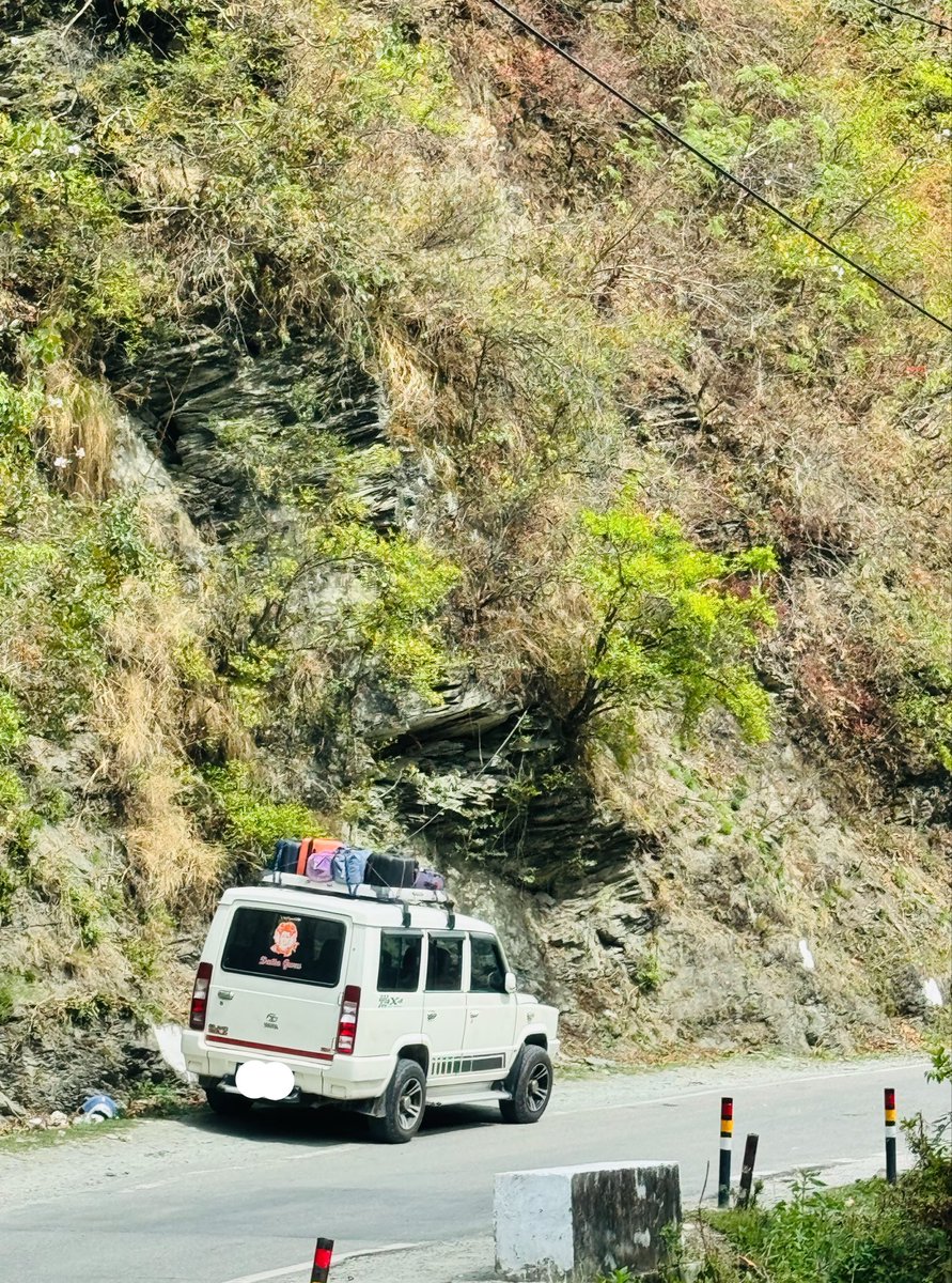 choudapurkar's tweet photo. @TataMotors @TataMotors_Cars - I just toured on my Tata Sumo from Kalaburagi to Kedarnath passing thru 8 states &amp; covering 5000 kms in 2 weeks.
Be it Amazing NHs/Uttarakhand’s craziest ghats/Tough Offroads/city traffic.
Effortless driving and Amazing comfort with full car load🙏🏻 https://t.co/jYh2s4MzLl