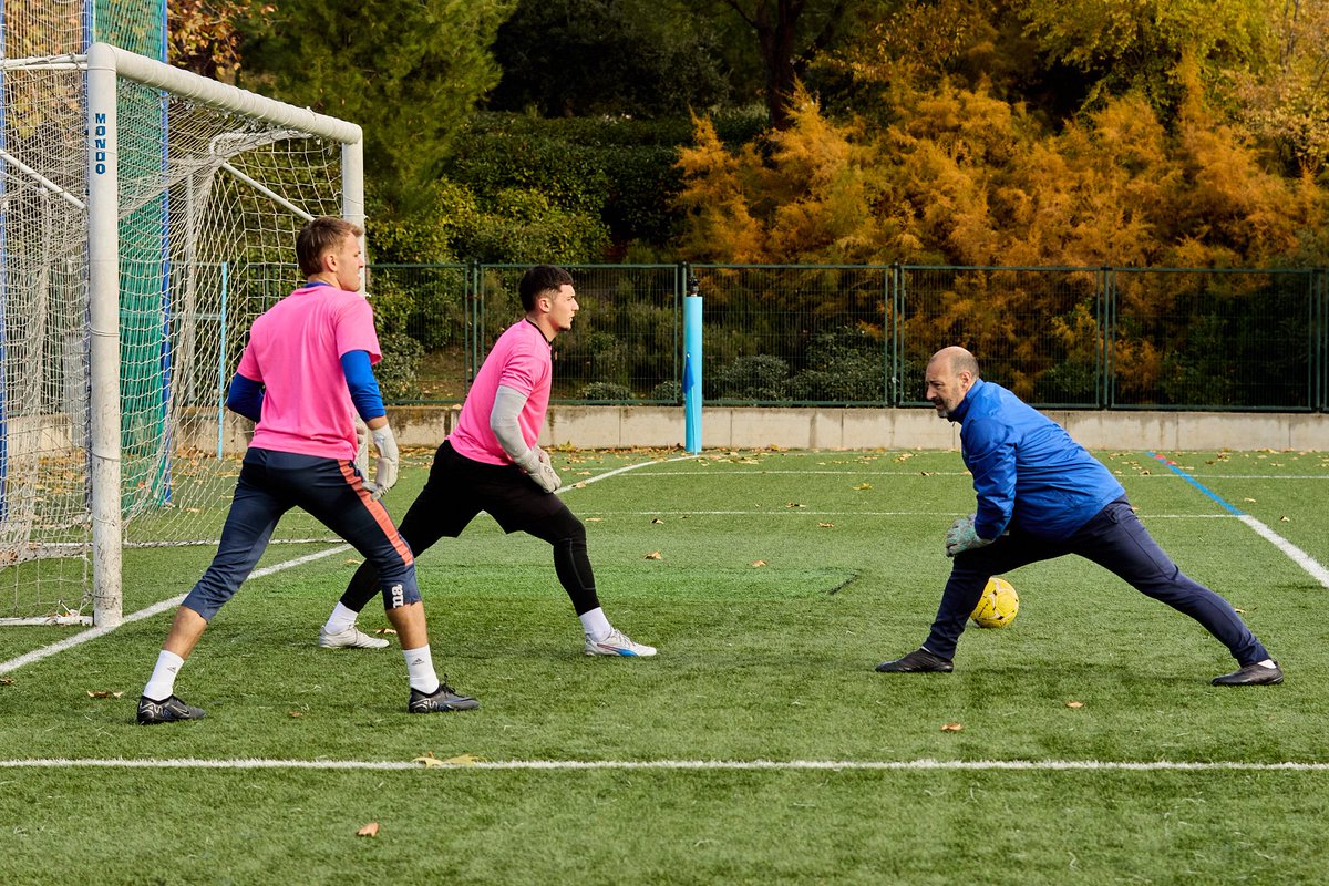 LJRS69's tweet image. ⚽️ Años bajo palos y años formando porteros… y aún sigo aprendiendo.
Porque en esta posición dentro o fuera , el día que crees que lo sabes todo, dejas de crecer #EdP