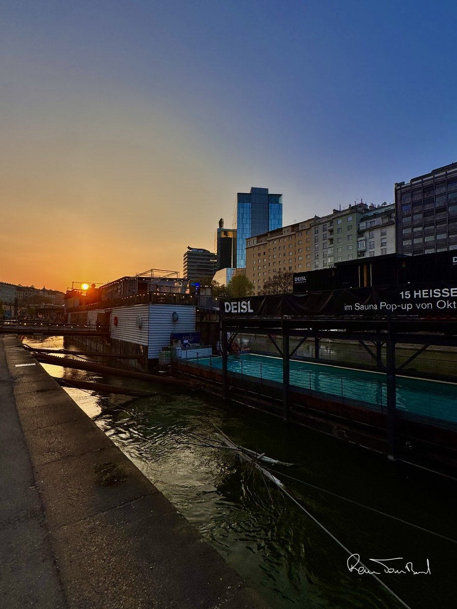 ReneTombarel's tweet image. Run de recup du coucher de soleil sur le Danube bleu #wien #vienne