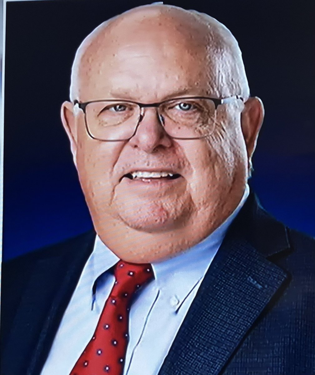 mymomcare's tweet image. Hero High School Principal Kirk Moore tackled Victor Hawkins, even after being shot in the leg, and wrestled the gun away from him. Kirk Moore saved many lives, risking his own. 🙏