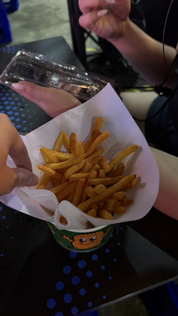 brabrabuwo's tweet image. มาหาไรกินเจอโทมัสก้องหม่ำๆอยู่ ถ่ายโดยเลนส์คนเมาเฟรนฟรายอร่อยเป้นพิเศษ🤣