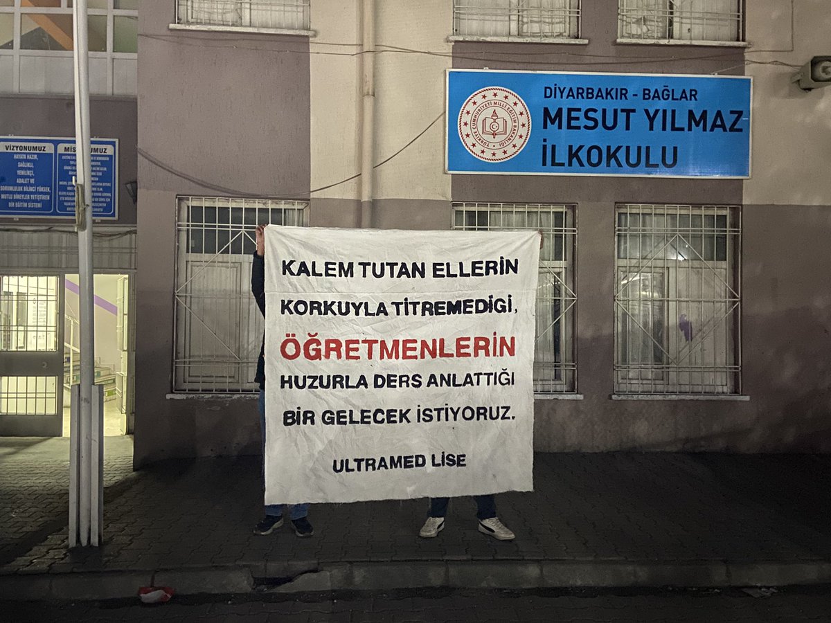ultramed21's tweet photo. Kalem tutan ellerin korkuyla titremediği, öğretmenlerin huzurla ders anlattığı bir gelecek istiyoruz.
#Amedspor #UltrAmed #EgitimdeŞiddeteHayır https://t.co/sZzvL21KuY