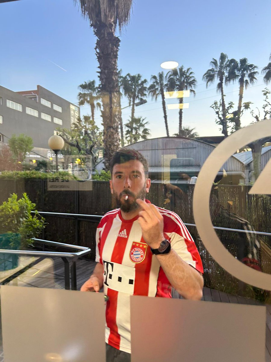 Acompanyeu-nos durant la noble i lloable tasca d'intentar eliminar el Madrid.

Aquí link:

youtube.com/live/C2pkctLLT…