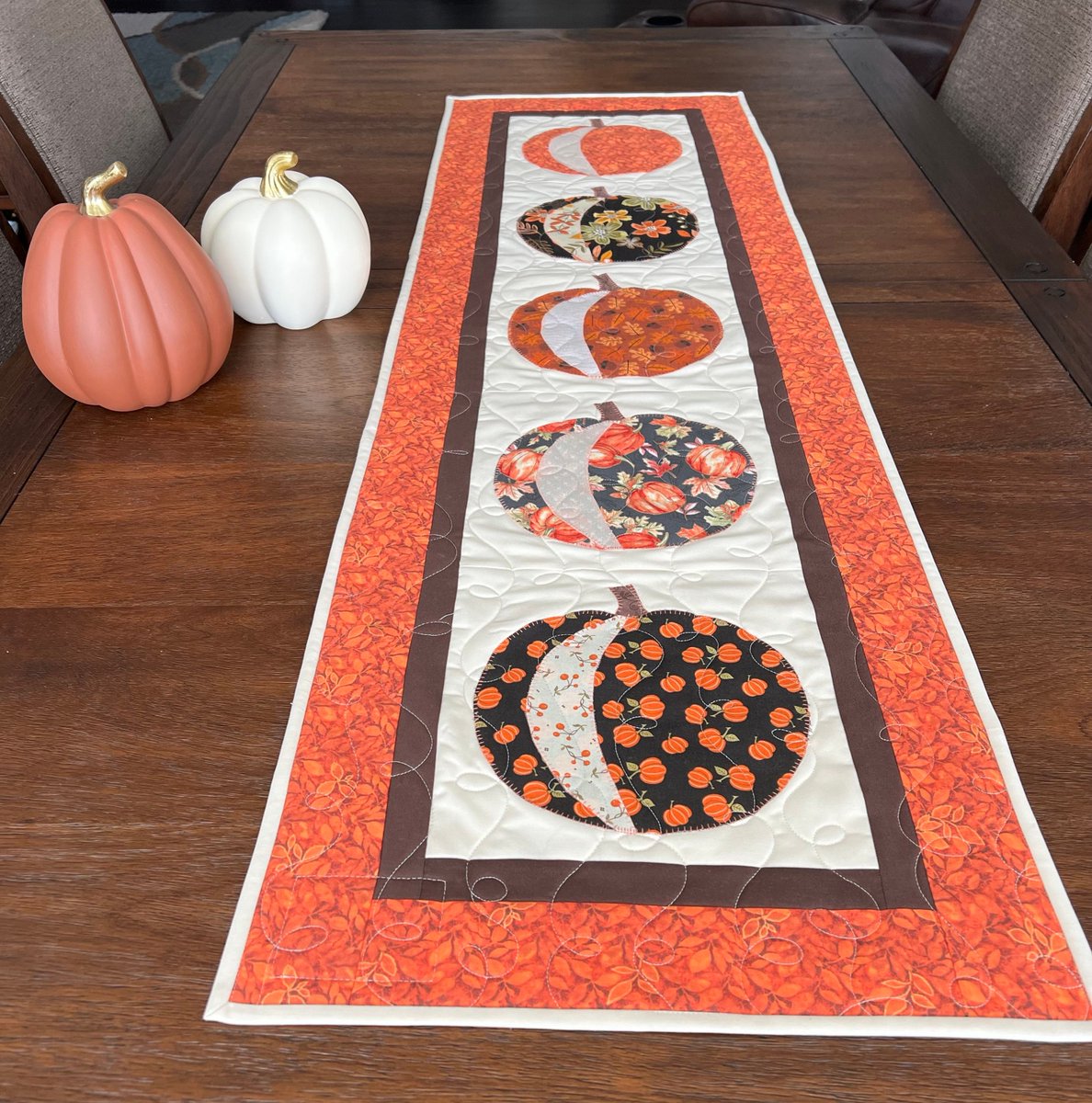 angelhw1956's tweet image. Quilted  &amp;amp; Appliquéd Fall/Thanksgiving Table Runner tuppu.net/1cbb803b #TeaTimeQuiltsnMore #Etsy #Pumpkins