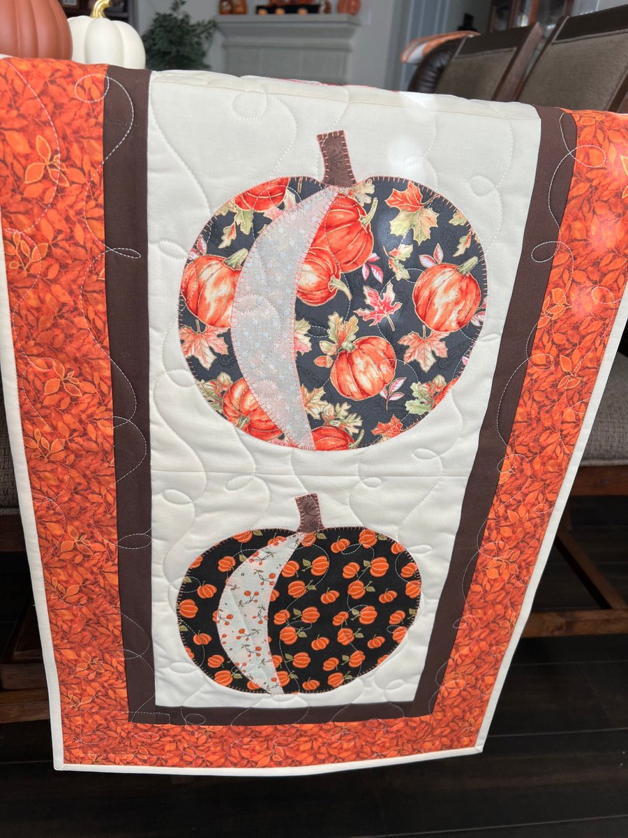 angelhw1956's tweet image. Quilted  &amp;amp; Appliquéd Fall/Thanksgiving Table Runner tuppu.net/1cbb803b #TeaTimeQuiltsnMore #Etsy #Pumpkins