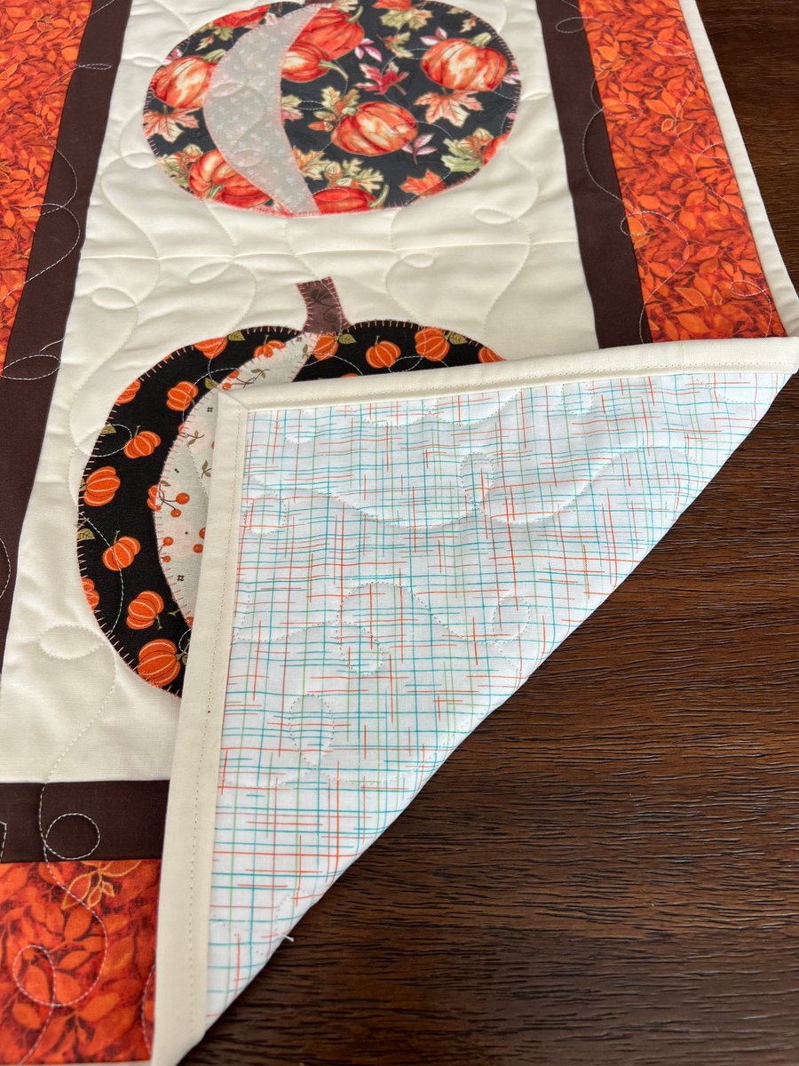 angelhw1956's tweet image. Quilted  &amp;amp; Appliquéd Fall/Thanksgiving Table Runner tuppu.net/1cbb803b #TeaTimeQuiltsnMore #Etsy #Pumpkins