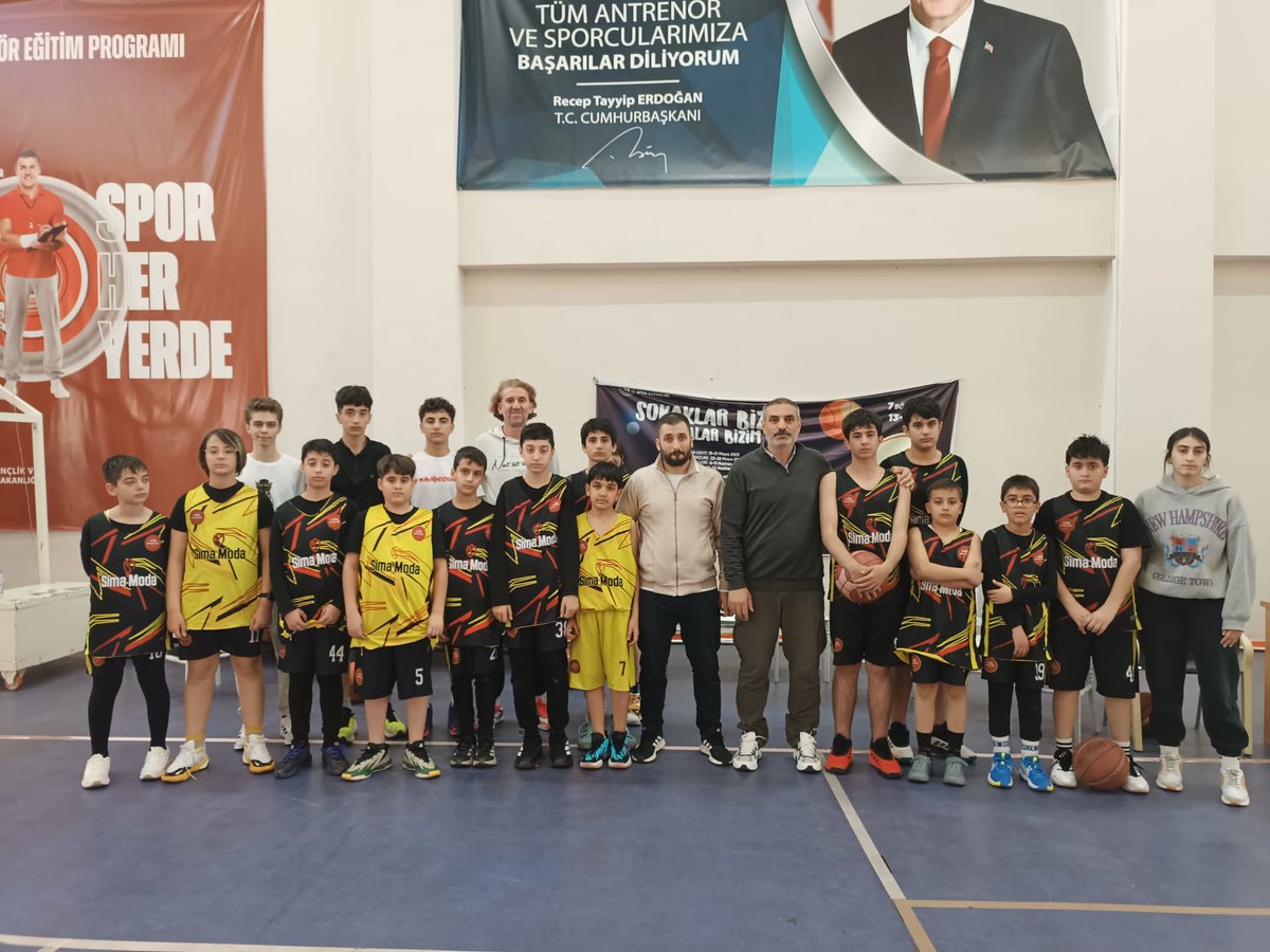 Eğitim Şube Müdürlüğümüz ile Basketbol Antrenörlerimizden Selçuk AYDOĞDU’nun koordinasyonunda, Beslenme Uzmanı Fatih ÖMEROĞLU sporcu gençlerimizle bir araya geldi. 🏀

Gerçekleştirilen programda; doğru ısınma ve soğuma teknikleri, dengeli beslenme ve yeterli su tüketiminin önemi