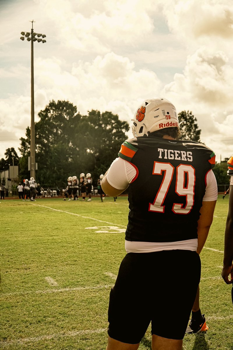 Aaron Lucero | 6’7 330 OL | tweet media