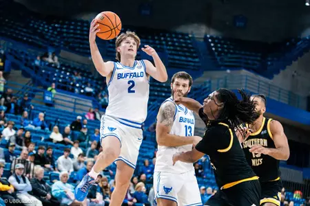 ProvidencePOV's tweet photo. According to @jeffborzello Buffalo Transfer Guard Ryan Sabol has committed to the Friars!

Sabol averaged 18.8 PPG, 3.2 RPG, and 3.3 APG this past season 

#Friars | #PCBC | #PCBB https://t.co/6JXZE6biym