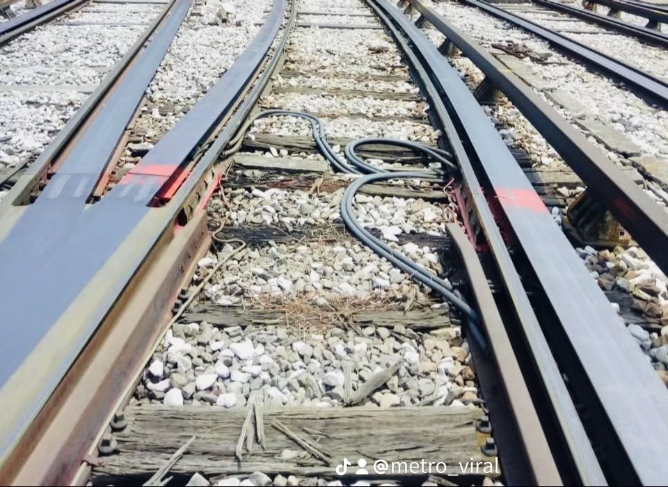MetroViralMx's tweet image. #ULTIMAHORA

 Denuncian Riesgo de Descarrilamiento en el Metro Ciudad de México 🇲🇽 @MetroCDMX por Durmientes en mal estado‼️⚠️

Así como pasó en el Tren Maya @TrenMayaMX , puede suceder lo mismo en el #MetroCDMX , y de nuevo por los durmientes🚨

¿De quién será la culpa esta