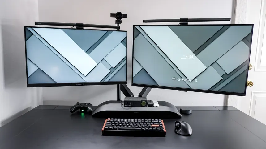 Unhinged Monitor Setups to my two monitor users, what layout do you use? I have been thinking ...