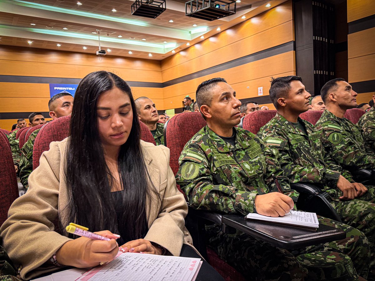 ejercito_COPER's tweet photo. 📌#TransformaciónDigital | Desde el Comando de Personal del @COL_EJERCITO, a través de la Dirección de Prestaciones Sociales, se dio inicio al lanzamiento del software ORIÓN, como parte del proceso de modernización y fortalecimiento institucional.

La implementación comenzó con @Ejercito_Davaa, DIVFE y @Ejercito_Div5, y progresivamente se extenderá a las demás unidades del Ejército Nacional, impulsando una transformación integral orientada al servicio de nuestros usuarios.

Este avance reflejó el compromiso institucional con una atención más ágil, transparente y eficiente.

#PatriaHonorLealtad