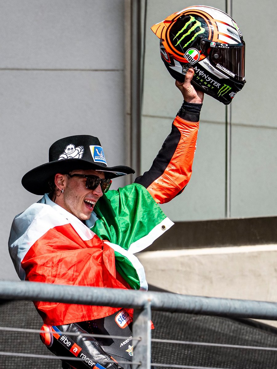 ApriliaPlanet's tweet image. #MarcoBezzecchi  ❤️💪🏻
GRANDISSIMO 🤩
.
@ApriliaOfficial  ❤️🇮🇹🔥
#MotoGP FORZA RAGAZZI ‼️
.
@VitoBezzecchi  💪🏻💪🏻
@Marco12_B 💪🏻💪🏻
.
@72Marco30853  😉