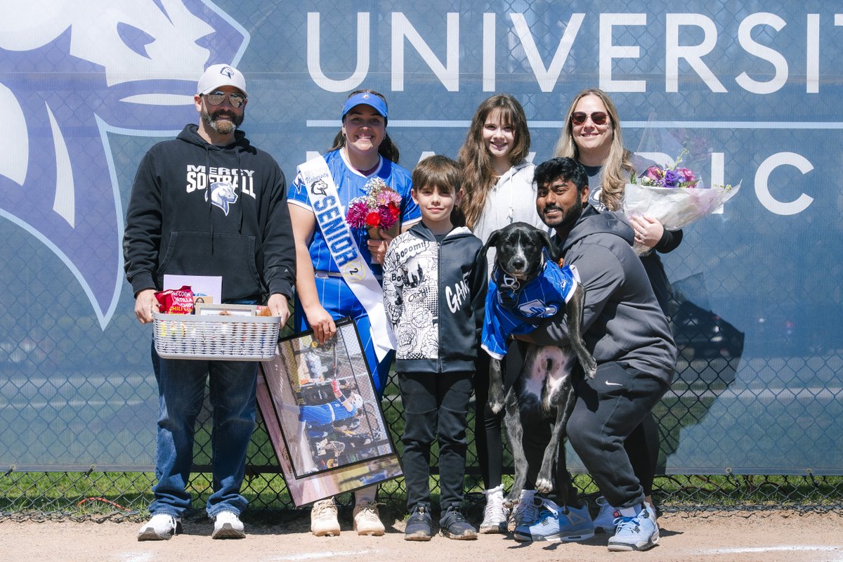 MercyMavericks's tweet image. Prior to Sunday’s games against Holy Family, Softball honored seniors Mackayla Secoda, Marina Provencio, and Elizabeth Stark for their incredible contributions to the program. 🥎
 💙 #SeniorDay #ThankYouSeniors