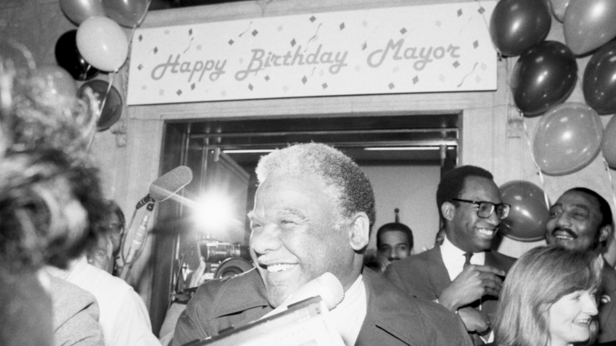 chipublib's tweet photo. Today we celebrate the legacy and birthday of Harold Washington, Chicago's first Black mayor and the namesake of CPL's central library. Enjoy these photos of the former Mayor’s birthdays. 🎂

Press greeting Harold Washington for his birthday, April 15, 1986 (📸 Michelle V. Agins) https://t.co/3nitLVjxpE