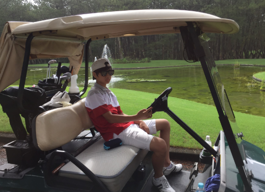 rienhypen's tweet image. i never thought i needed this 13 yrs old jay playing golf🙇‍♀️