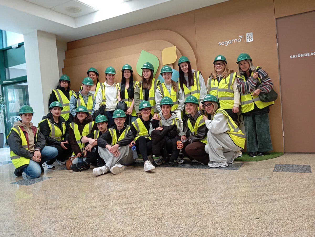 SogamaXunta's tweet photo. 🔬 Alumnado de Laboratorio e Farmacia do #CIFPÁnxelCasal da Coruña visitou o noso Complexo de Cerceda.
O punto álxido: o laboratorio da planta termoeléctrica, onde a ciencia e a xestión de residuos van da man ⚗️
Marabillosa xornada, grazas
#SOGAMA #FormaciónProfesional #Galicia https://t.co/GTBf3D63Nx