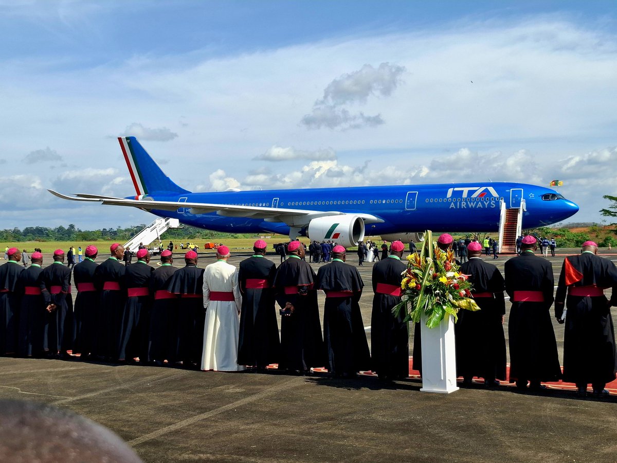 TheCameroonianZ's tweet image. Le pape Léon XIV est arrivé à Yaoundé pour une visite de 4 jours.

#PapeAuCameroun2026 #Cameroon