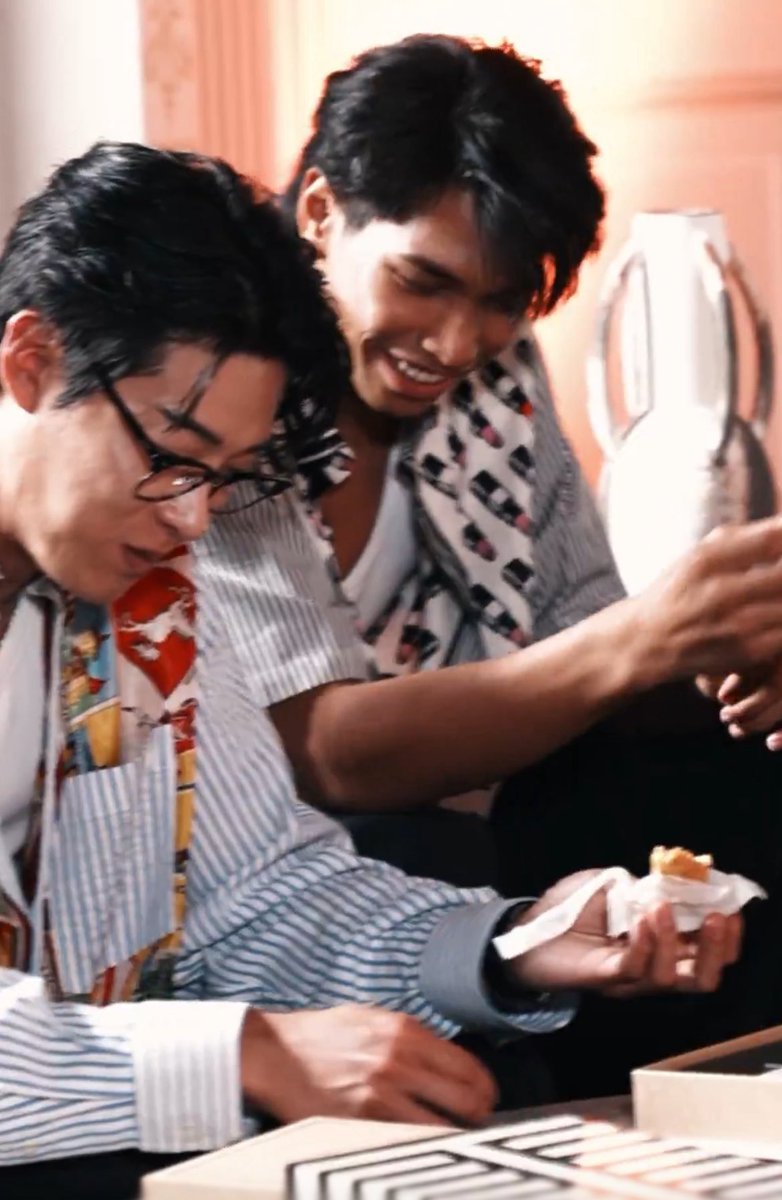 atmylatitude's tweet image. ร้องไห้แต่ไม่ลืมที่จะกินขนมของฝากจากเมนเทอร์มาย เริ่ด

#TEAMMILE