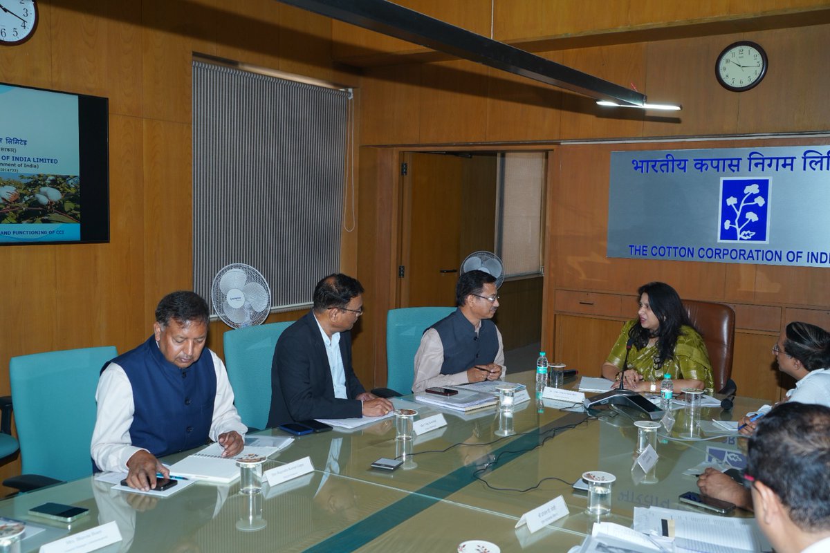 Textile Commissioner Ms. Vrunda Desai visited the Cotton Corporation of India Corporate Office, Navi Mumbai on 15.04.2026, reviewing operations spanning MSP procurement, price support, and market interventions. She also assessed digital initiatives like Kapas Kisan App,