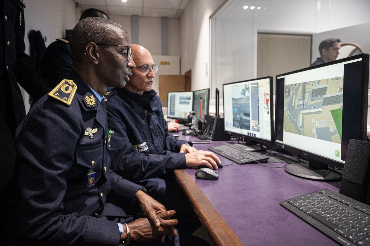 MarinsPompiers's tweet photo. #Visite | Le BMPM a eu l’honneur d’accueillir ce mercredi, une délégation de la Brigade nationale des sapeurs-pompiers du Sénégal (#BNSP), conduite par son commandant en chef, le général Mamadou Ndoye, dans le cadre des accords de coopération entre la France et le Sénégal 🤝. https://t.co/UqakpqBCx1
