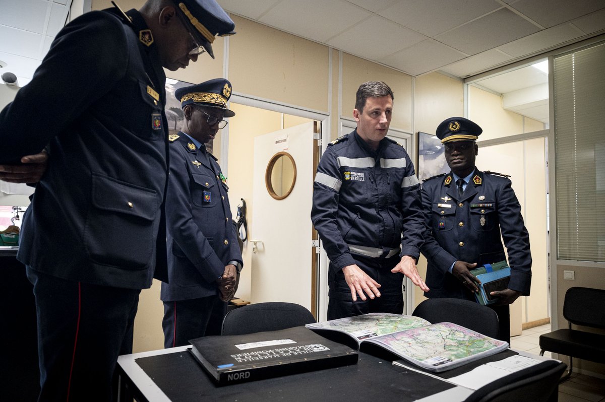 MarinsPompiers's tweet photo. #Visite | Le BMPM a eu l’honneur d’accueillir ce mercredi, une délégation de la Brigade nationale des sapeurs-pompiers du Sénégal (#BNSP), conduite par son commandant en chef, le général Mamadou Ndoye, dans le cadre des accords de coopération entre la France et le Sénégal 🤝. https://t.co/UqakpqBCx1