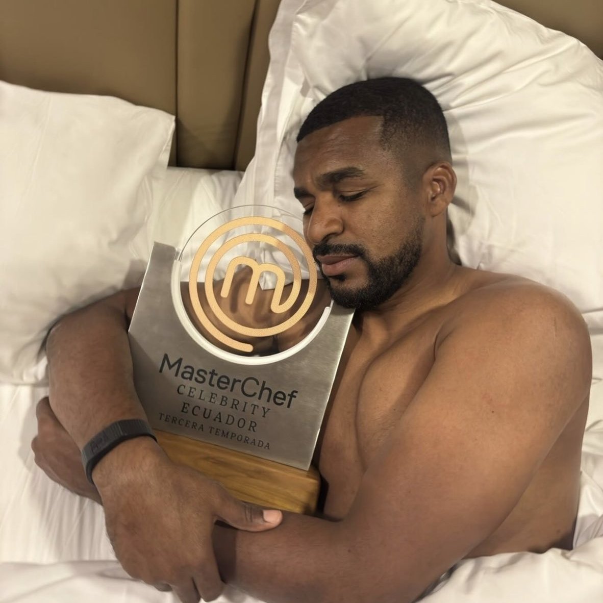 futtmais's tweet photo. Acredite:

Frickson Erazo, ex-Flamengo, Atlético-MG, Grêmio e Vasco, VENCEU o Masterchef Celebrity do Equador.

Que aleatório. https://t.co/eaVEykj9jY
